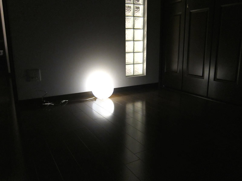 ボール型LEDフロアランプで床面から癒しの間接照明（LUNA25F）レビュー