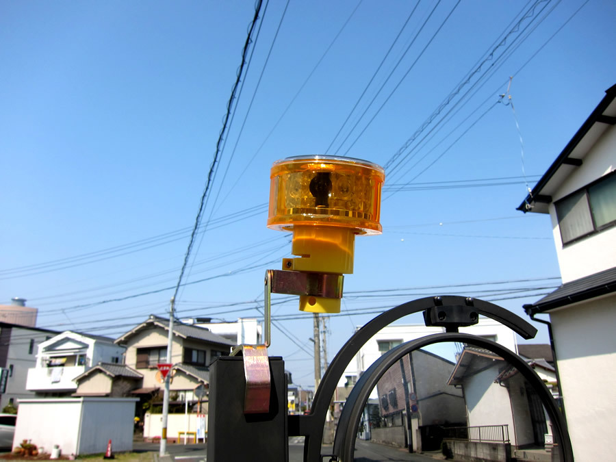 駐車場から出る時に安心のピカピカ光る回転灯